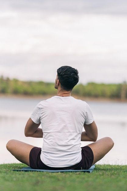 Foto vertical de la espalda de un atléti... | Premium Photo #Freepik #photo #yoga-hombre #yoga-meditacion #meditacion #yoga Yoga Guy Aesthetic, Photo Yoga, Yoga Images, Natural Style, How To Do Yoga, Visual Design, Premium Photo, Mood Board, Vision Board