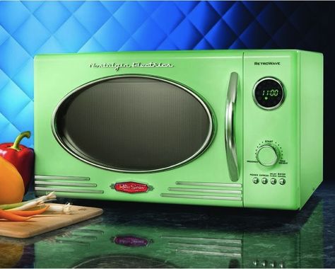 My new microwave - in #retro green color <3 Retro Oven, Vintage Kitchen Appliances, Kitchen Appliances Design, 50s Diner, Retro Appliances, Outdoor Kitchen Appliances, Vintage Appliances, Modern Appliances, Trendy Kitchen