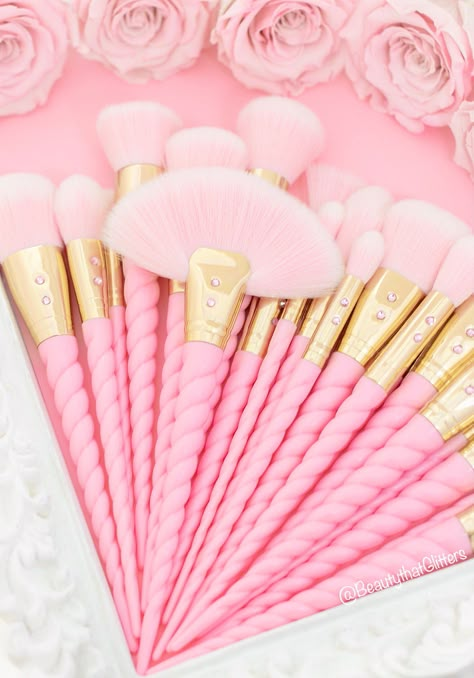 Gold Makeup Brushes, Pink Makeup Brushes, Unicorn Makeup Brushes, Pink Makeup Brush, Alat Makeup, Princess Stuff, Unicorn Makeup, Best Makeup Brushes, Beauty Brushes