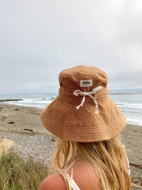 Wide brim sun hats for women. Foldable for easy packing in your beach bag. Cute Sun Hat, Women’s Hat, Sun Hat Aesthetic, Sun Hat Outfit, Hiking Hats, Custom Fitted Hats, Vacation Hat, Summer Hats Beach, Beach Hats