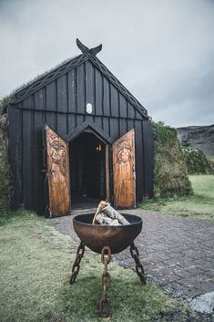 Icelandic Turf House, Nordic Wood Carving, Viking House Interiors, Viking Restaurant, Viking Architecture, Viking Longhouse, Viking Hall, Viking Camp, Turf House