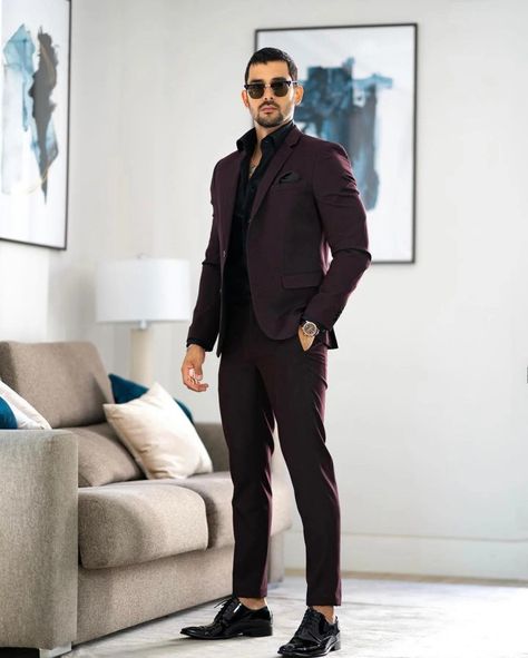 Burgundy Colour Combinations, Outfit Semiformal, Brown Coat Outfit, Colour Outfit, Maroon Suit, Formal Attire For Men, Formal Dresses For Men, Stylish Mens Suits, Cool Outfit Ideas