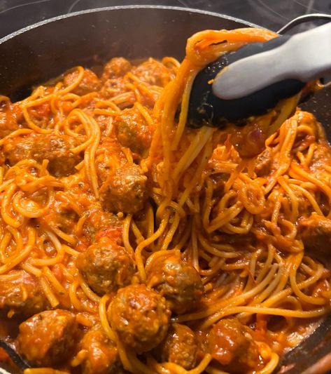 Easy One Pot Spaghetti and Meatballs (5-Ingredient Recipe) - 30 Minute Meal Easy Spaghetti And Meatballs, One Pot Meatball Pasta, Best Spaghetti And Meatball Recipes, Spaghetti And Meatballs Recipe, Spaghetti With Meatballs, Pasta With Meatballs, Spaghetti With Frozen Meatballs, Spaghetti Meatballs, One Pot Spaghetti And Meatballs