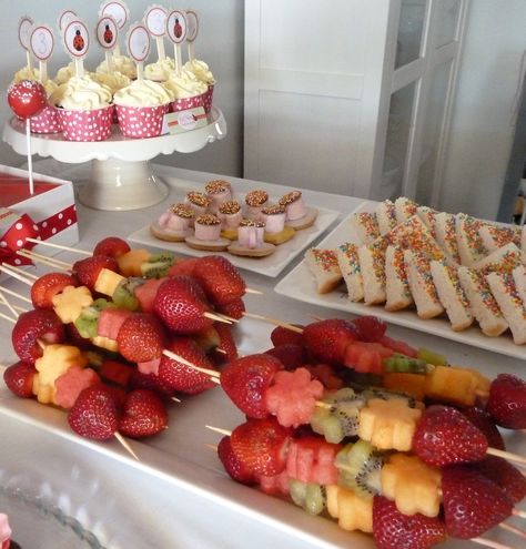 Lots of kid party ideas...love these fruit kabobs Bug Dessert, Childrens Parties, Fruit Kebabs, Fresh Fruit Recipes, Fruit Skewers, Fruit Kabobs, Children Party, Pretty Dessert, Kids Party Food