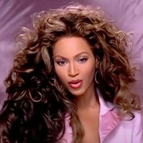 Beyonce 2000, Beyonce 2000's, Pink 2000s, Beyonce Hair, Queen Bee Beyonce, Beyonce Style, Dyed Hair Inspiration, Beyonce Queen, Dream Hair