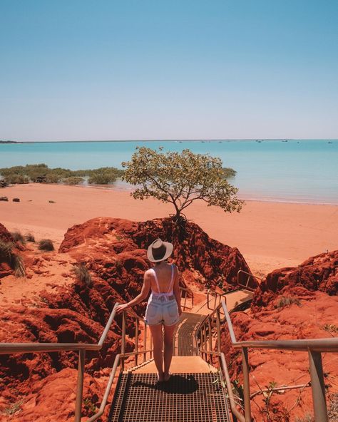 Roebuck Bay in Broome is a must see place in Australia’s North West. Turqouise blue water, green mangroves and red cliffs make for stunning photos. Best beach access close to Broome is at Simpsons Beach near Entrance Point Broome Western Australia, Gap Year Travel, Australia Itinerary, Australian Beach, Outback Australia, Australian Travel, Visit Australia, Sunset Nature, Beautiful Places Nature