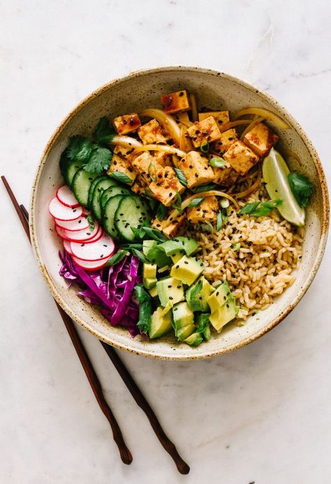 Tofu Poke Bowl, Tofu Poke, Poke Bowl Recipe, Buddha Bowls Recipe, Tofu Vegan, Poke Bowls, Marinated Tofu, Grain Bowls, Vegan Tofu