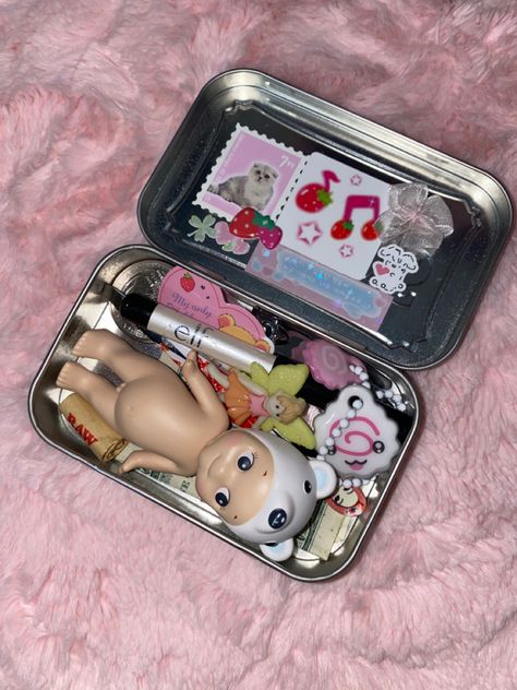 Tin Case Aesthetic, Altoid Tin Gifts, Tin Box Crafts, Altoid Tin Crafts, Altoids Box Ideas, Altoid Tin Ideas, Altoids Wallets, Diy Trinket Box, Altoid Wallet