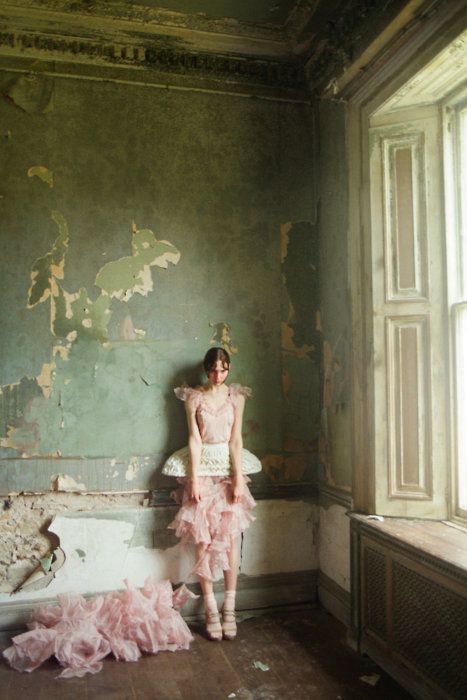 Mystic introvert. Vogue Editorial Photography, Tim Walker Photography, Fashion Fotografie, Kebaya Muslim, Tim Walker, Fashion Art Photography, Peeling Paint, Tumblr Photography, Foto Art