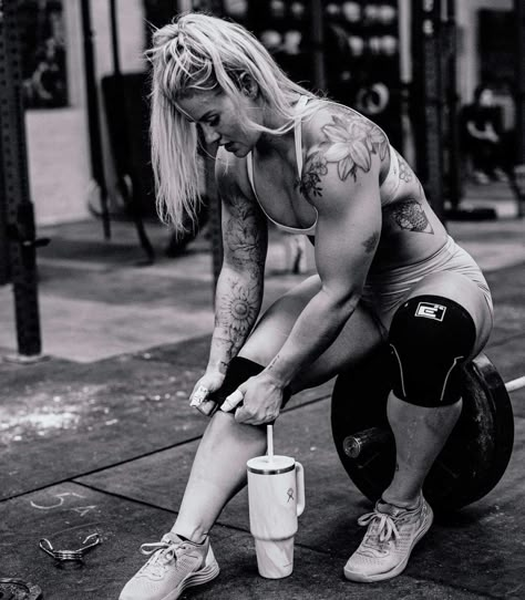 Crossfit Female Athlete, Female Powerlifter, Sweaty Female Athlete, Female Runners Physique, Dani Elle Speegle Crossfit, Colleen Fotsch Crossfit, Female Crossfit Athletes, Crossfit Women, Crossfit Gym