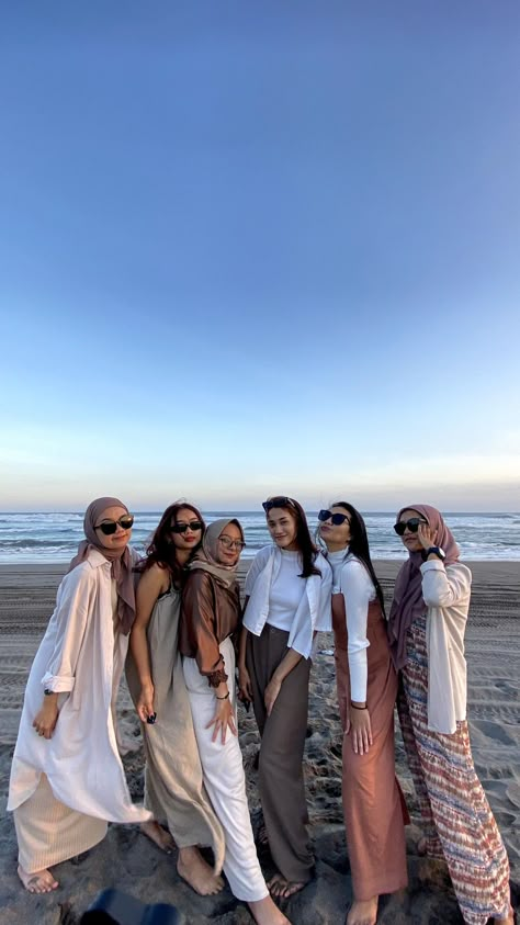 ootd idea beach pantai jogjakarta Hijab Outfit For Beach, Beach Outfits Women Hijab, Ootd Ke Pantai Casual, Ootd Pantai Bali, Ootd Bali Beach, Ootd Bali Hijab, Ootd Pantai Hijab Simple, Outfit Beach Hijab, Beach Ootd Hijab