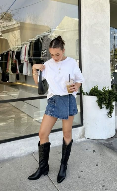 Cowboy Looks For Women Outfits, Fall Outfits Texas, Festival Outfit Cowboy Boots, Cdmx Outfit Ideas, City Holiday Outfits, Black Cowgirl Boots Outfit Winter, Austin Tx Outfits, Festival Outfit 2024, Bogota Outfit