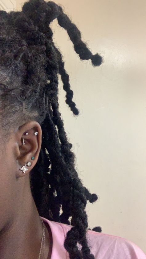 Piercings Black Women, Piercing Bump, Pretty Piercings, Men's Piercings, Snug Piercing, Nail Piercing, Eye Piercing, Piercing Inspo, Pretty Ear Piercings