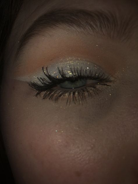 Sparkly New Years Makeup, Winter Formal Eye Makeup, White Euphoria Makeup, White Silver Makeup Looks, Makeup For Clubbing, New Year Eyeshadow, White Glitter Eyeshadow Looks, White And Silver Makeup Looks, Makeup For Winter Formal