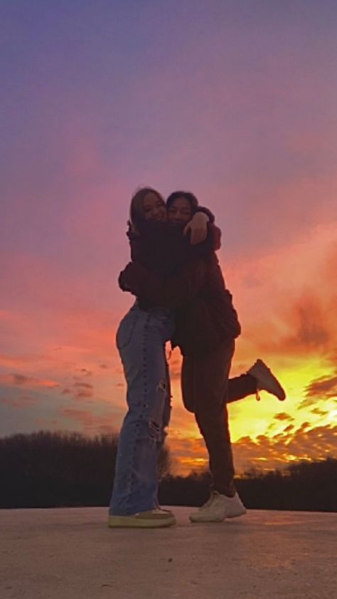 Sunset Bestie Pics, Bff Ideas Photo, Sunset Best Friend Pictures, Photo Poses For Two People, Cute Sunset Pictures With Friends, Sunset Photo Poses, Besties Pictures Aesthetic, Picture Ideas With Bestie, Sunrise Pictures With Friends