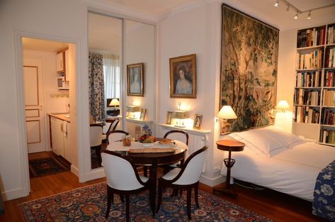 Elegant studio in Palais- Royal Monument, next to Le Louvre - Palais-Royal West Village Apartment, Royal Room, Le Louvre, French Bedroom, Apartment In Paris, Cottage Bedroom, Louvre Paris, Small Living Rooms, Studio Apartment