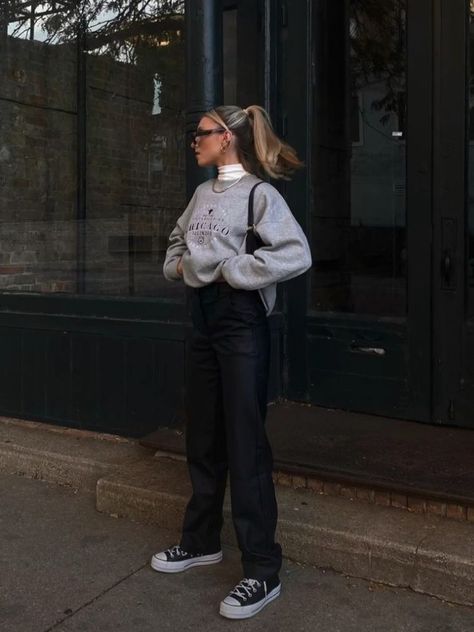 London Everyday Outfit, Medium Weather Outfits, Autumn Outfits Sneakers, Simple Sneakers Outfit, Manchester Outfit Street Styles, New York Spring Outfits 2024, Windy Day Outfit Spring, Outfits With Sneakers Summer, Ny Outfits Spring