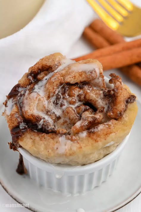 Healthy Single Serve Cinnamon Roll Healthy Cinnamon Roll Icing, Healthy Dessert For One, Healthy Single Serve Desserts, Single Serve Cinnamon Roll, Cinnamom Rolls, Mug Cinnamon Roll, Protein Cinnamon Rolls, Single Serve Breakfast, Dessert For One