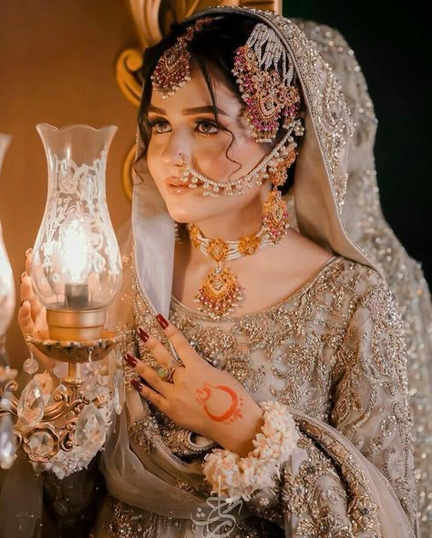 Nikkah Look, Bridal Dress Ideas, Bridal Makeup Videos, Nikah Outfit, Bridal Jewellery Inspiration, Nikah Dress, Pakistani Bridal Jewelry, Best Bride, Asian Wedding Dress