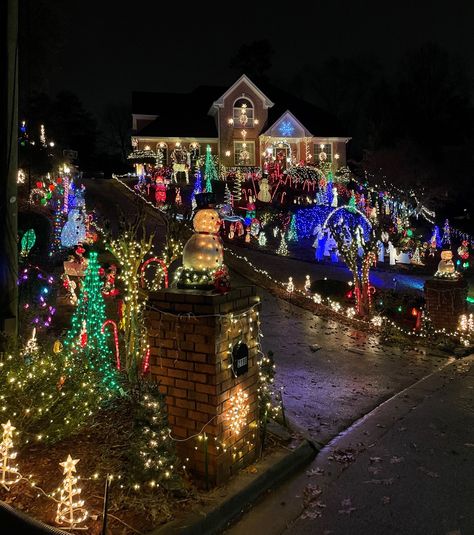 Where to Find Christmas Lights in Metro Atlanta — Hoot En Route- the travel blog of a solo female traveler, exploring one city at a time. Christmas Neighborhood, Trendy Christmas Outfits, Gaming Decor, Christmas Vibes, Christmas Display, One Tree, Female Travel, Fun Decor, Christmas Spirit