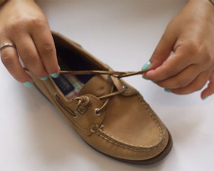 Sperry How To Tie Sperry Laces, Sperry Boat Shoes Outfit, How To Tie Laces, Boat Shoes Outfit, Barrel Knot, Nautical Shoes, Top Sider Shoes, How To Tie Shoes, Leather Shoe Laces