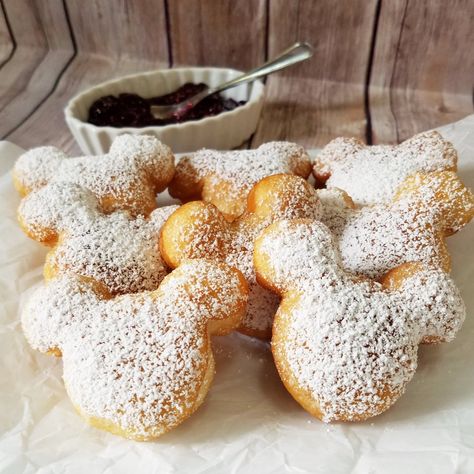 Mickey Beignets, Mint Julep Bar, Disney Dishes, Beignet Recipe, Disney Desserts, Disneyland Food, Disney Treats, Disney Snacks, Disney Food Blog