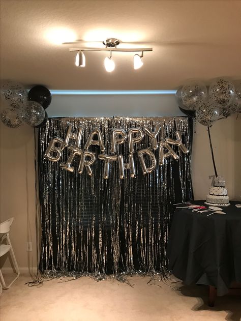 Fondo fotos sala Back Drop Birthday Ideas, Guy Birthday Backdrop, Sweet 16 Birthday Centerpieces, 16 Birthday Party Backdrop, Black And Silver 40th Birthday Ideas, Hbd Party Ideas, 21st Birthday Ideas Backdrop, Black 25th Birthday Party Ideas, Black And Silver 30th Birthday Party