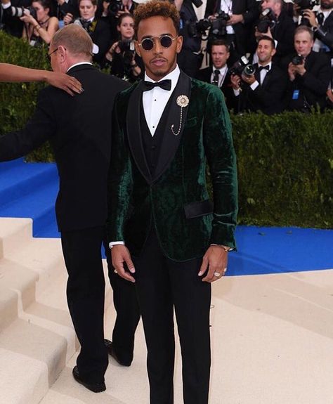 Lewis Hamilton Illesteva Roma Sunglasses Blazer Red Carpet, Lapel Wedding, Formal Blazer, Tuxedos, Lewis Hamilton, Hunter Green, Mens Suits, Red Carpet, Carpet