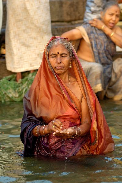 Indian woman worships in the Ganges River at Varanasi, a sacred site for Hindus. Yoga India, Hindu Worship, Ganges River, Mother India, Womens Business, Amazing India, Indian People, India People, Cultural Differences