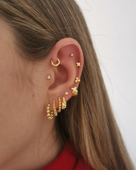 Minimalist Ear Piercings, Constellation Piercings, Ear Piercings Chart, Cool Ear Piercings, Pretty Ear Piercings, Multiple Ear Piercings, Cool Piercings, Cute Ear Piercings, Ear Style