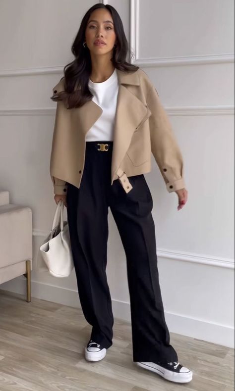 Ivory And Black Outfit, Summer Lunch Outfits Friends Casual, March Outfits Casual 2024, Polished Style Outfits, Office Trendy Outfit, Corperate Outfits Women, Work Autumn Outfits Women, Smart Casual Outfit Jeans, How To Style Beige Trousers