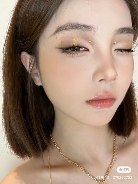 Fall Douyin Makeup, Enhypen Makeup Inspired, Douyin Wedding Makeup, Model Make Up, Earth Tone Makeup, Christmas Makeup Looks Simple, Christmas Eyeliner, Creative Christmas Makeup, Simple Christmas Makeup