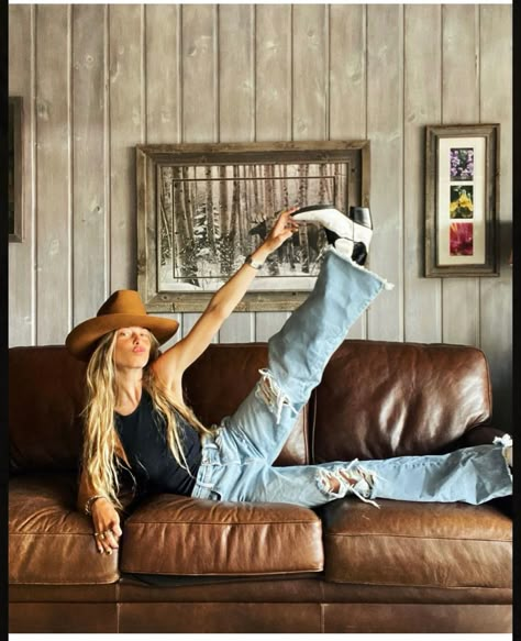 Crunchy Cowgirl, Southwestern Style Fashion, Pamela Tick, Horseback Riding Outfit, Cowgirl Photoshoot, Foto Cowgirl, Cowboy Aesthetic, Camila Morrone, Looks Country