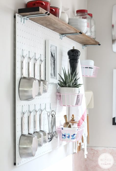 DIY: pegboard kitchen storage Pegboard Kitchen, Organiser Cucina, Rental Kitchen, Kitchen Pantry Design, Diy Kitchen Storage, Kitchen Storage Solutions, Pots Pans, Pantry Design, Trendy Kitchen