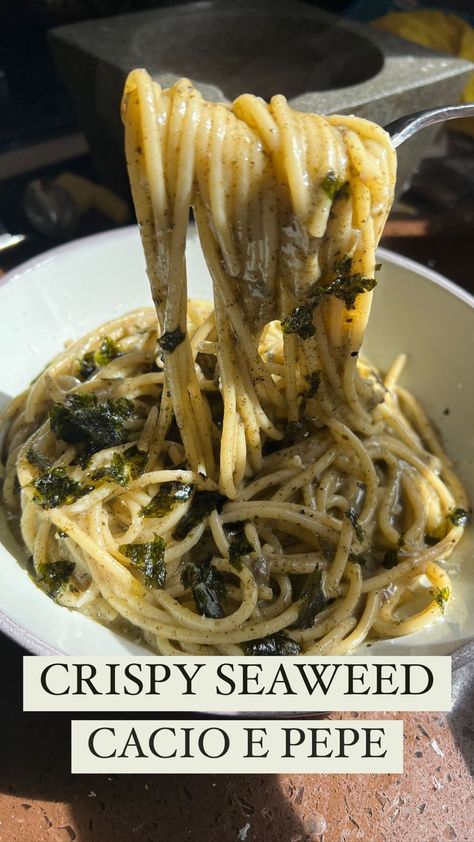 seemagetsbaked on Instagram: This honestly couldn’t be easier to make and it literally feels like you are eating those crispy seaweeds as a whole meal. And yes I kept… Seaweed Meals, Seaweed Pasta, Crispy Seaweed, Student Recipes, Tasty Pasta, Asian Fusion, Butter Chicken, Dinner Recipe, Pasta Recipes