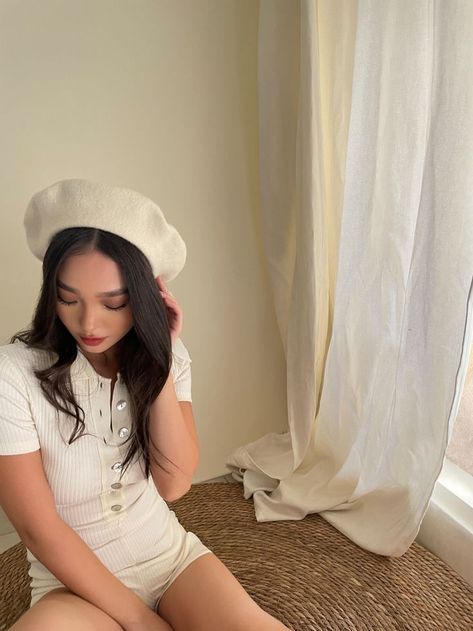 Beige Beret Outfit, Beret Outfit Summer, White Beret Outfit, Beret Hairstyles, Berrets Outfits, Korean Beret, Beret Aesthetic, Beige Beret, Satin Turban