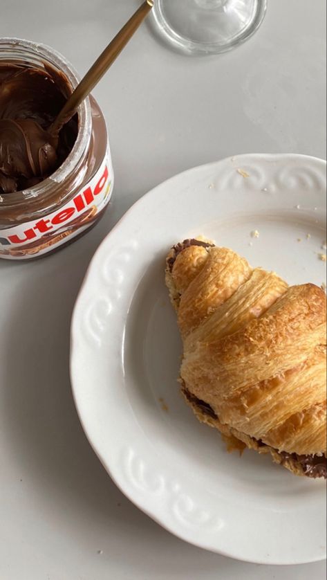 Nutella Aesthetic, Croissant Aesthetic, Nutella Croissant, Japanese Breakfast, Bakery Foods, Food Displays, Breakfast Dessert, Morning Food, Strawberry Recipes