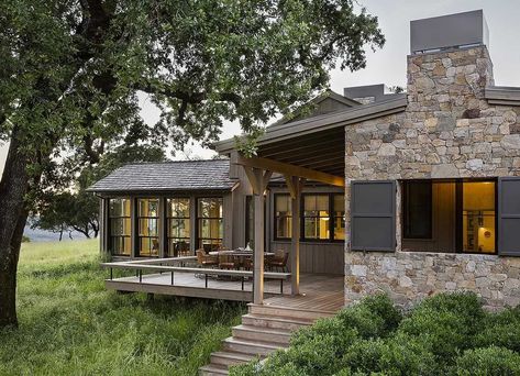 Beautiful ranch house inspired by nature in California wine country Ranch House Designs, Rustic Exterior, Side Porch, Country Retreat, Wine Country California, Prairie Style, Modern Farmhouse Style, Indoor Outdoor Living, The Ranch