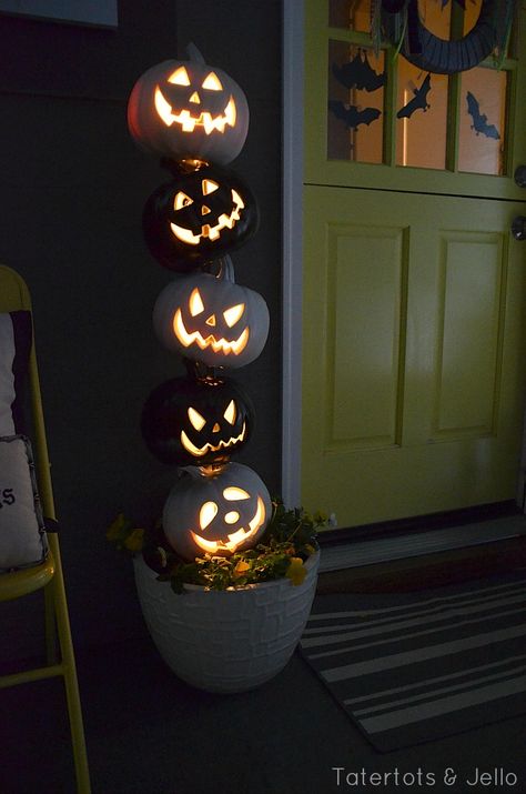 Cheap Halloween Diy, Diy Halloween Dekoration, Dekorasi Halloween, Halloween Diy Outdoor, Halloween Decor Diy, Easy Diy Halloween Decorations, Casa Halloween, Jack O Lanterns, Creepy Halloween Decorations