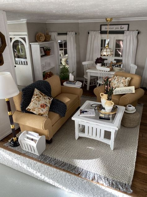 Barbie Living Room Diy, Living Room Dollhouse, Dollhouse Farmhouse Style, Miniature Living Room Ideas, Dollhouse Dining Room Ideas, Dollhouse Rooms Ideas, Dollhouse Living Room Ideas, Modern Farmhouse Dollhouse, Magnolia Dollhouse