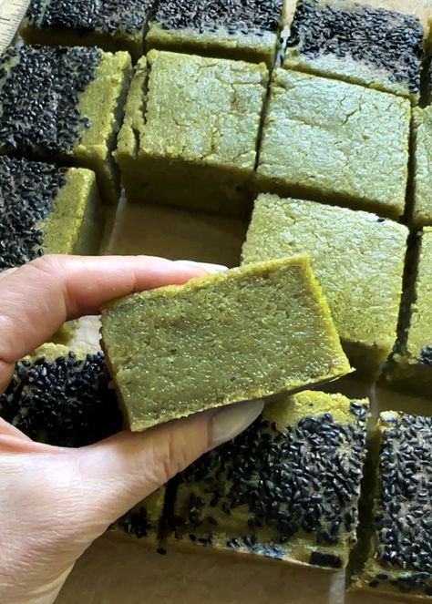 Matcha Mochi Cake, Matcha Butter Mochi, Matcha Oatmeal Cookies, Pumpkin Butter Mochi, Matcha Deserts Recipe, Hawaiian Butter Mochi Recipe, Matcha Mochi Recipe, Matcha Baking Recipes, Mochi Brownie Recipe