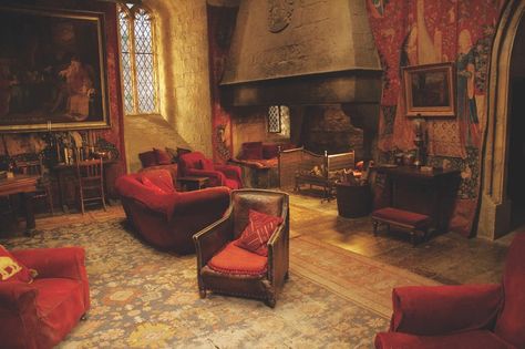 'Harry Potter: Magical Places from the Films' By Jody Revenson Will Show You Details About The Harry Potter Movie Sets You Never Noticed Before Harry Potter Common Room, Hogwarts Room, Gryffindor Common Room, Gryffindor Aesthetic, Harry Potter Bedroom, Images Harry Potter, Harry Potter Houses, Harry Potter Room, Common Room