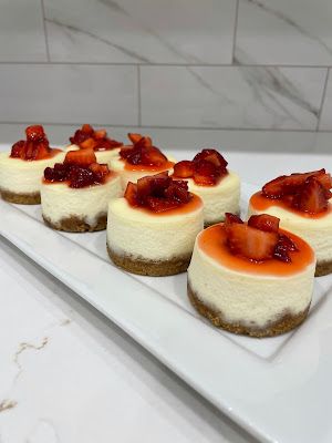 Unbaked Cheesecake, Mini Cheesecakes Recipe, Cheesecake Recipes Easy Homemade, The Best Dessert Recipes, Mini Strawberry Cheesecake, Mini Cheesecakes Easy, Individual Cheesecakes, Cake Techniques, Strawberry Cheesecake Recipe