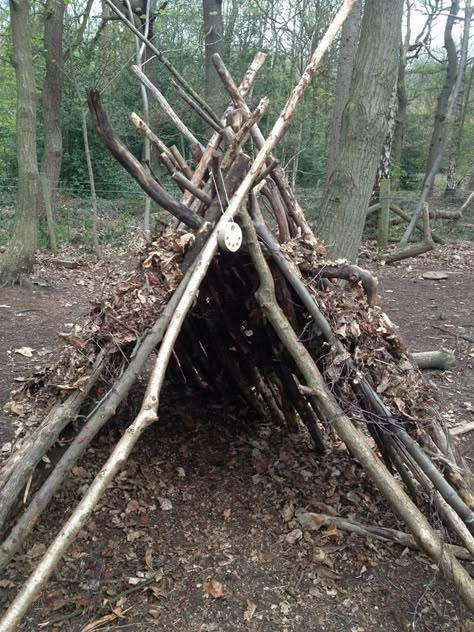 den building: a must for every child! Woods Hangout Spot, Therian Den, Forest Fort, Forest School Ideas, Therian Crafts, Sensory Trail, Outdoor School Activities, Den Building, Outdoor Forts