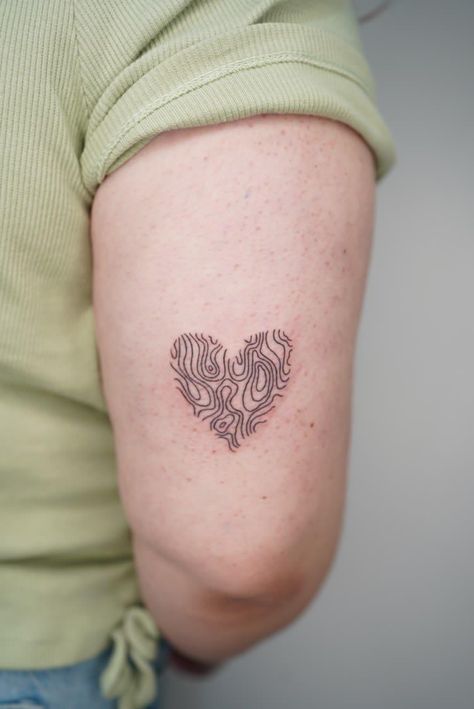 Wavy Heart Tattoo, Squiggly Heart Tattoo, Line Heart Tattoo, Wavy Tattoo, Tattoo Tiktok, Minimalist Tattoo Meaning, Snake Tattoo Design, Doodle Tattoo, Dream Tattoos