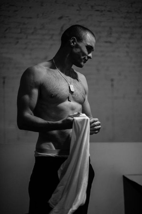 A shot of Ed Skrein in “Ill Manors.” Starting to have an inkling as to why he was cast as Daario… Ed Skrein, Got Characters, Arte Peculiar, Hunks Men, Actors Male, Tyler Posey, Hot Actors, British Actors, Most Beautiful Man