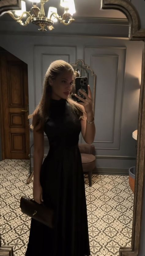 Getting Dressed Aesthetic, Black Elegant Outfit Classy Chic, Classy Mirror Selfie, Classy Dress Aesthetic, Classy Black Dress Aesthetic, Classy Woman Aesthetic, Outfits For Big Bust, Mode Country, Selfie Inspo