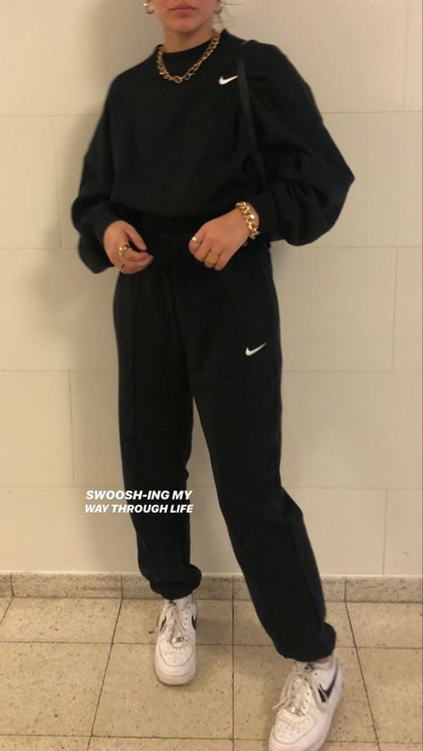 Nike Sweat Outfit, Emsemble Nike, Black Nike Joggers Outfit, Nike Joggers Outfit Women, Nike Set Outfits Women, Black Nike Sweatpants Outfits, Nike Ensemble, Nike Sweat Set, Nike Track Pants Outfits