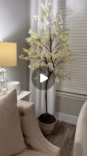 Rocio Ruiz on Instagram: "Indoor Tree DIY 🪴arbol artificial DIY" Diy Fake Tree, Artificial Trees Indoor Decor, Fake Tree Diy, Diy Cherry Blossom Tree, Diy Artificial Tree, Fake Indoor Trees, Livibg Room, Diy Trees, Artificial Indoor Trees