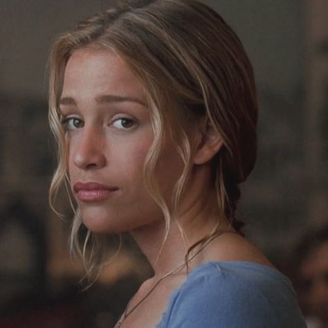 coyote ugly • piper perabo Piper Perabo 90s, Coyote Ugly Aesthetic, Violet Sanford, 2000s Romcom, Movie 2000s, Brown Eyes Blonde Hair, Ugly Hair, Piper Perabo, Portraits Female